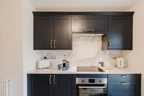 Fridge, oven, stovetop, dishwasher