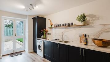 Fridge, oven, stovetop, dishwasher