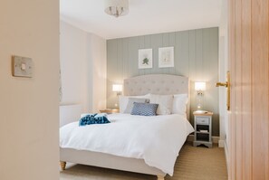 2 bedrooms, desk, iron/ironing board, free WiFi - Country Cottage in the Heart of the Cotswolds (Cheltenham)