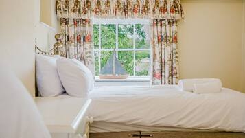 3 bedrooms, desk, iron/ironing board, free WiFi