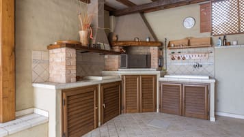 Refrigerador, horno, parrilla de estufa y tetera eléctrica