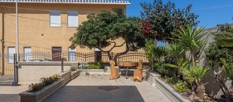Holiday Home 'Villetta Al Mare - S'archittu' with Private Garden, Wi-Fi and Air Conditioning