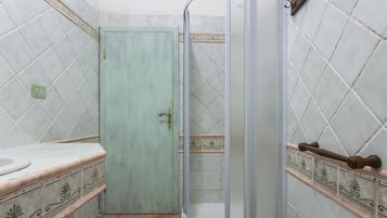 Regadera, secadora de cabello, toallas