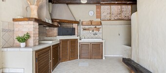 Holiday Home 'Villetta Al Mare - S'archittu' with Private Garden, Wi-Fi and Air Conditioning