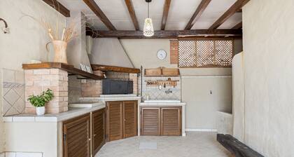 Holiday Home 'Villetta Al Mare - S'archittu' with Private Garden, Wi-Fi and Air Conditioning