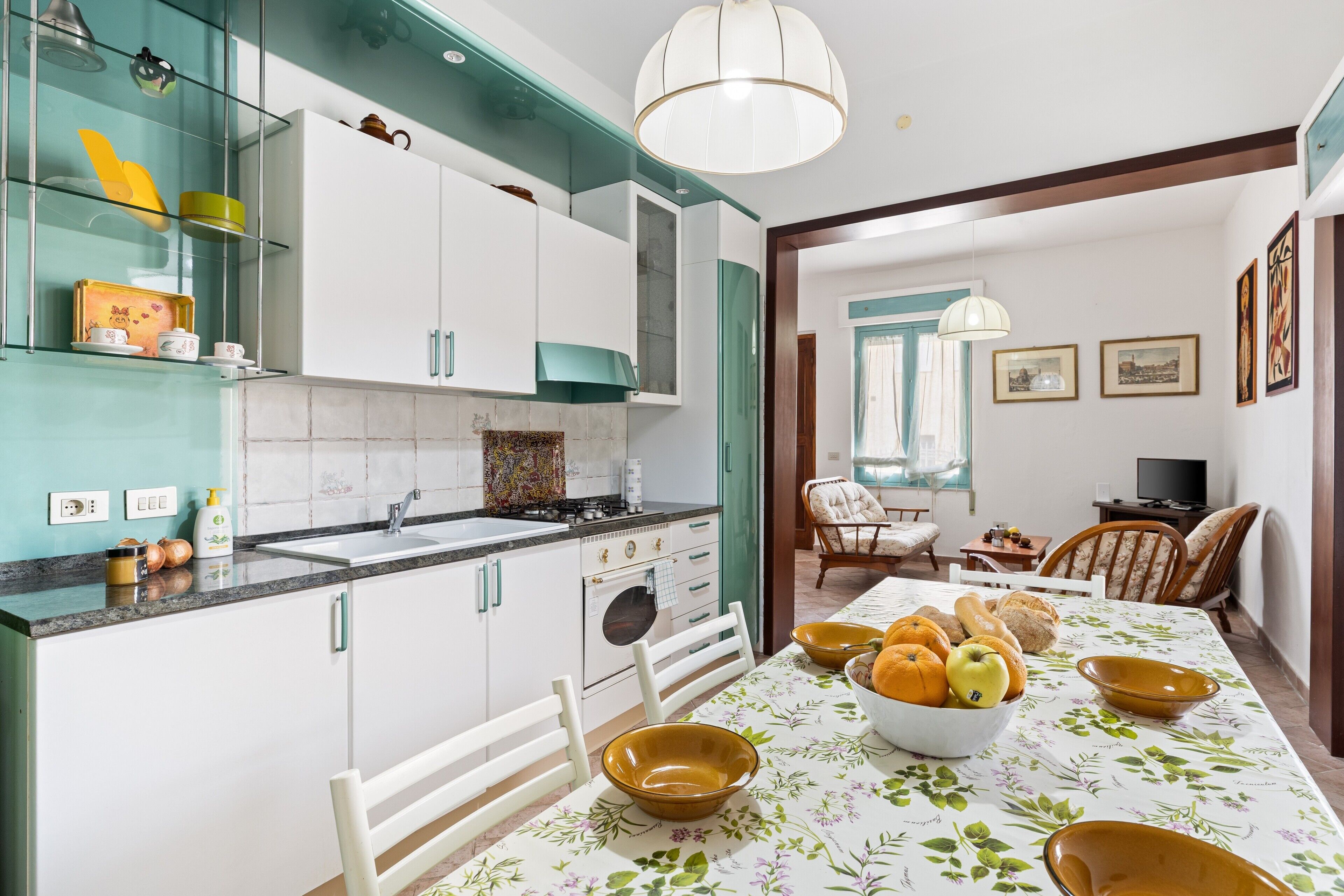 Fridge, oven, stovetop, electric kettle
