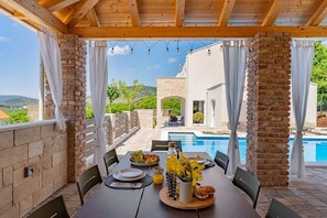 Outdoor dining - Charming Villa Domus Alba for 6+2 Guests with heated Pool, Sports Area & Outdoor Dining – A Private Escape Surrounded by Nature, just 24 km from Trogir and sea (Primorski Dolac)
