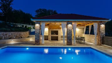 Lämmitetty uima-allas