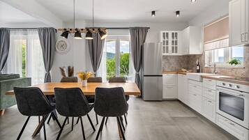 Frigorífico, microondas, horno y lavavajillas