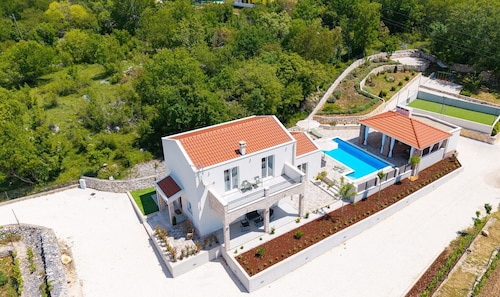 Charming Villa Domus Alba for 6+2 Guests with heated Pool, Sports Area & Outdoor Dining – A Private Escape Surrounded by Nature, just 24 km from Trogir and sea