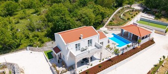 Charming Villa Domus Alba for 6+2 Guests with heated Pool, Sports Area & Outdoor Dining – A Private Escape Surrounded by Nature, just 24 km from Trogir and sea