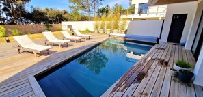 Outdoor pool, a heated pool - "ROOF TOP & OCEAN" Architect-designed villa, ocean view, heated pool (Talmont-Saint-Hilaire)