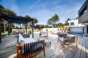 Outdoor dining - "ROOF TOP & OCEAN" Architect-designed villa, ocean view, heated pool (Talmont-Saint-Hilaire)