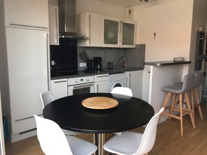 Réfrigérateur, four, cafetière/bouilloire, grille-pain