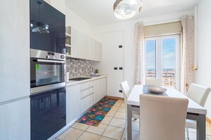 Kühlschrank, Ofen, Herdplatte, Geschirrspüler