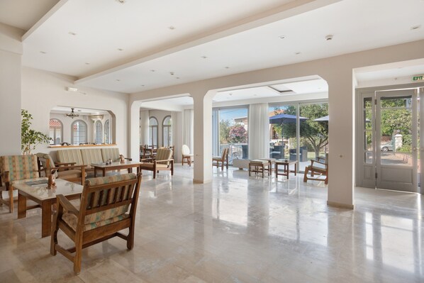 Interior - Room 'Standard Garden View' with Mountain View, Shared Pool and Wi-Fi (Zakynthos)