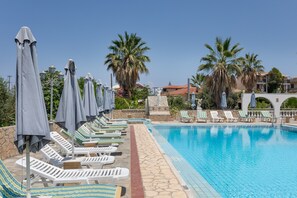Pool - Room 'Standard  Garden View' with Mountain View, Shared Pool and Wi-Fi (Zakynthos)