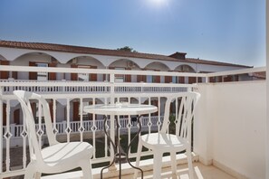 Outdoor dining - Room 'Standard  Garden View' with Mountain View, Shared Pool and Wi-Fi (Zakynthos)