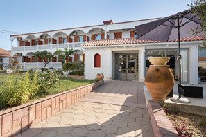 Exterior - Apartment 'Family' with Mountain View, Shared Pool and Wi-Fi (Zakynthos)