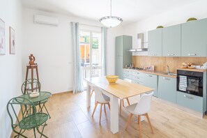 Fridge, microwave, oven, stovetop - Apartment 'Libellula' with Balcony, Wi-Fi and Air Conditioning (Siracusa)