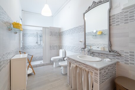 Shower, hair dryer, towels. Apartment 'Libellula' with Balcony, Wi-Fi and Air Conditioning