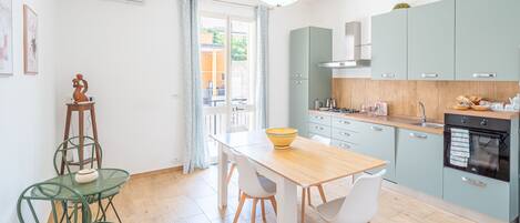 Fridge, microwave, oven, stovetop