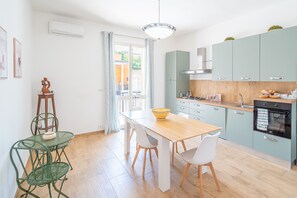 Fridge, microwave, oven, stovetop - Apartment 'Libellula' with Balcony, Wi-Fi and Air Conditioning (Siracusa)