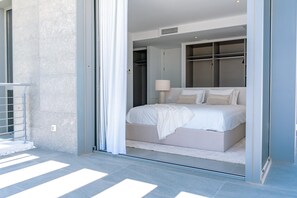 4 bedrooms, iron/ironing board, free WiFi, bed sheets - Villa 'Dominica' with Sea View, Wi-Fi and Air Conditioning (Estepona)