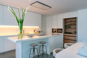 Fridge, microwave, oven, stovetop - Villa 'Dominica' with Sea View, Wi-Fi and Air Conditioning (Estepona)