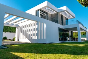 A modern house with a flat roof, large windows, and a covered outdoor area. - Villa 'Dominica' with Sea View, Wi-Fi and Air Conditioning (Estepona)