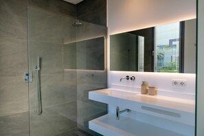 Shower, hair dryer, towels - Villa 'Dominica' with Sea View, Wi-Fi and Air Conditioning (Estepona)