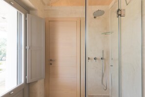 Shower, hair dryer, towels - Holiday Home 'Eughenea' with Private Pool, Wi-Fi and Air Conditioning (Ostuni)