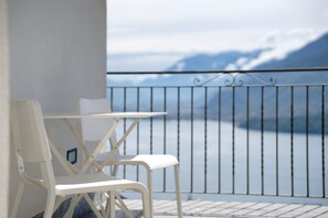Outdoor dining - Holiday Home 'Il Nido Del Colibrì' with Lake View, Private Terrace & Wi-Fi (Stazzona)