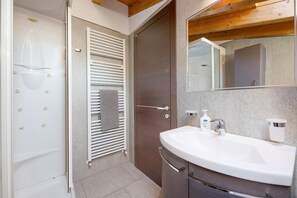 Shower, hair dryer, towels - Holiday Home 'Il Nido Del Colibrì' with Lake View, Private Terrace & Wi-Fi (Stazzona)