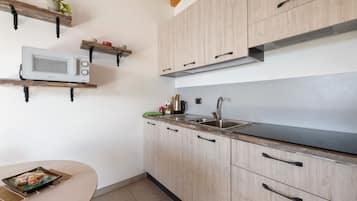 Fridge, microwave, stovetop, electric kettle