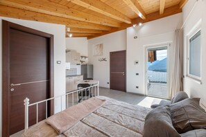1 bedroom, free WiFi, bed sheets - Holiday Home 'Il Nido Del Colibrì' with Lake View, Private Terrace & Wi-Fi (Stazzona)