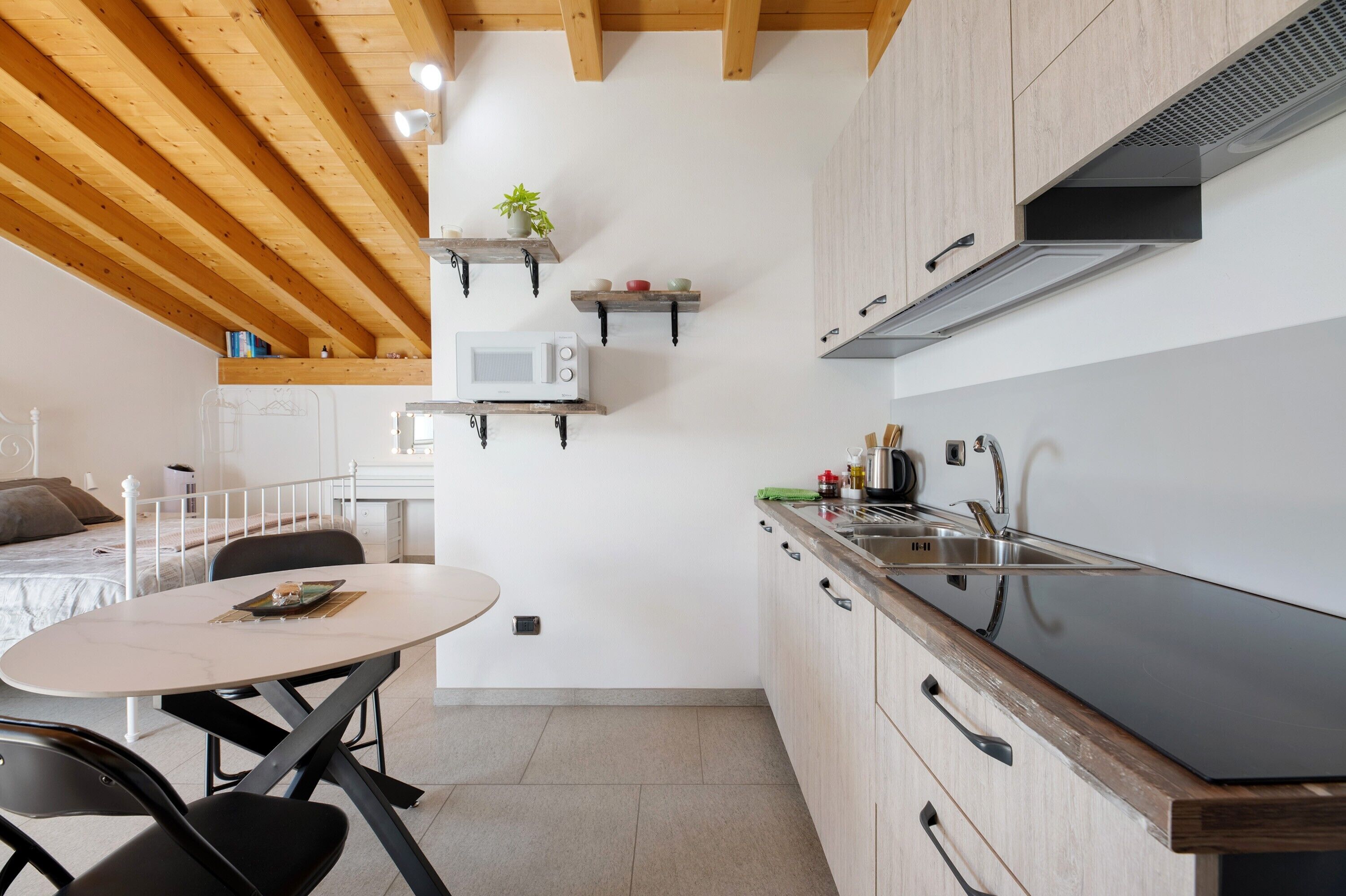 Een koelkast, een magnetron, een kookplaat, een waterkoker