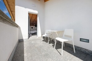 Outdoor dining - Holiday Home 'Il Nido Del Colibrì' with Lake View, Private Terrace & Wi-Fi (Stazzona)