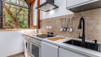 Kühlschrank, Ofen, Geschirrspüler, Wasserkocher mit Kaffee-/Teezubehör