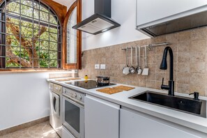 Fridge, oven, stovetop, dishwasher