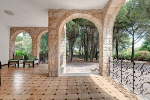 Terrace/patio - Charming country house with heated pool & park (Fasano)