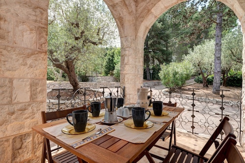 Charming country house with heated pool & park