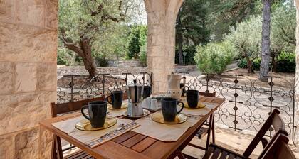 Charming country house with heated pool & park