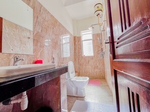 Dusche, Haartrockner, Handtücher, Seife