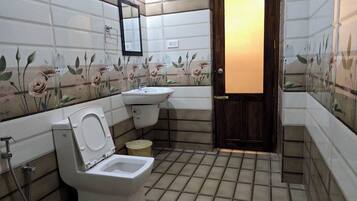 Deluxe Double Room, 1 King Bed, Balcony | Bathroom | Towels, soap