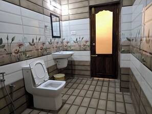 Deluxe tweepersoonskamer, 1 kingsize bed, balkon | Badkamer | Handdoeken, zeep