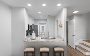 Kylskåp, mikrovågsugn, ugn och spishäll