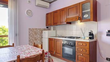 Frigorifero, forno, piano cottura, macchina per tè/caffè