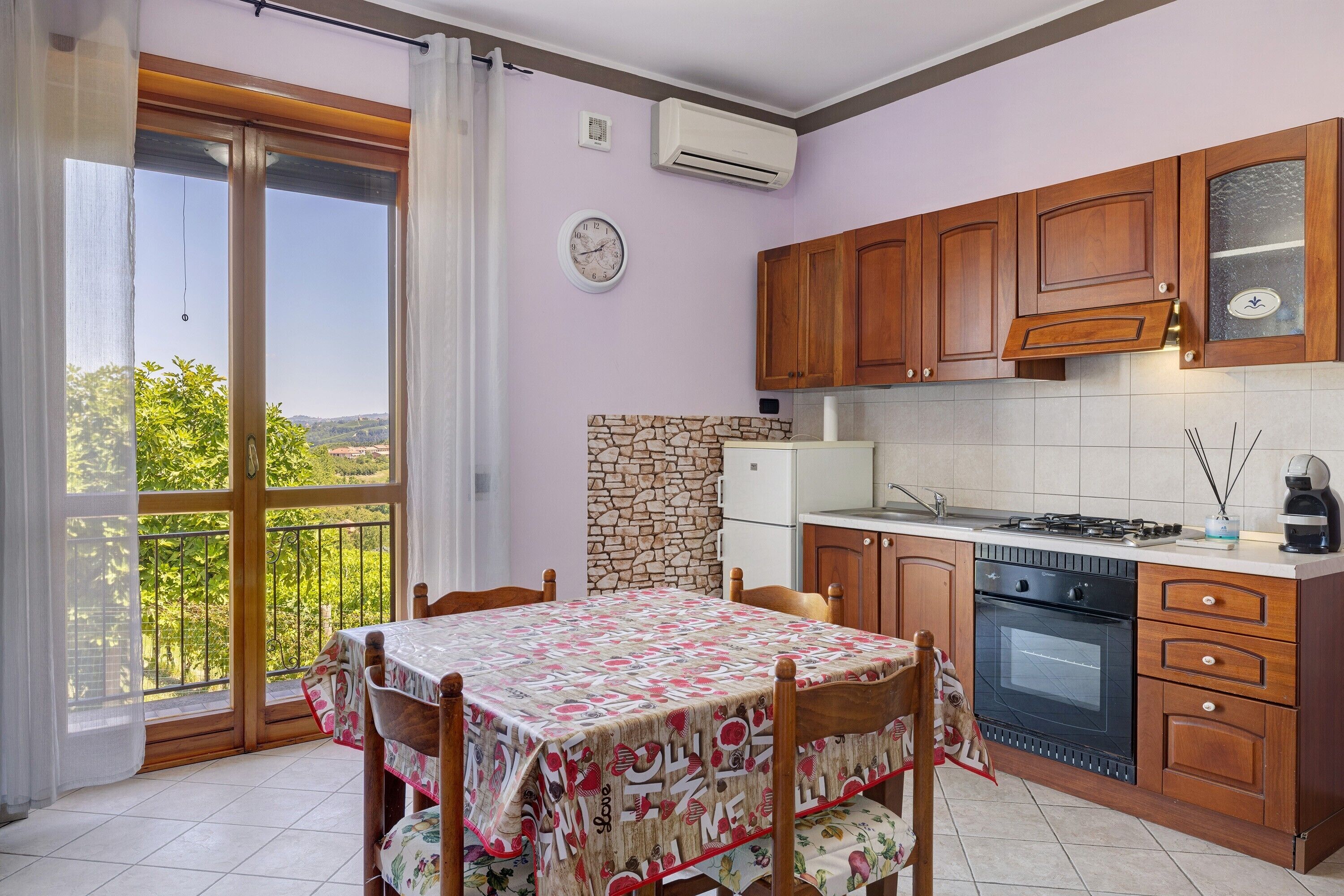 Fridge, oven, stovetop, coffee/tea maker