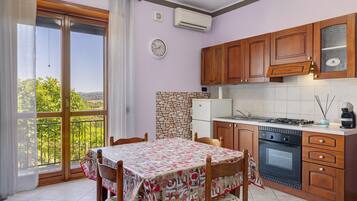 Fridge, oven, stovetop, coffee/tea maker